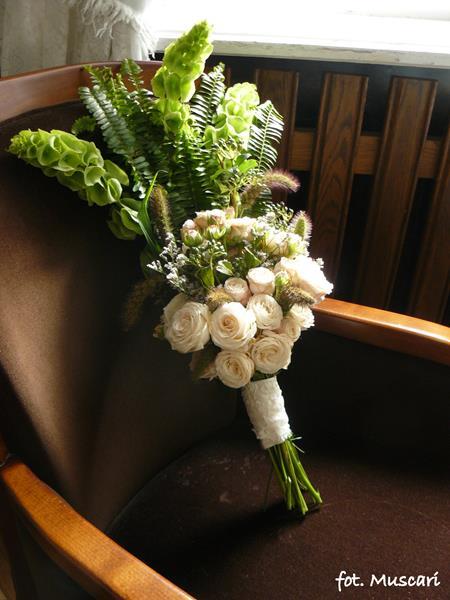 bukiet ślubny z kremowych róż i paproci