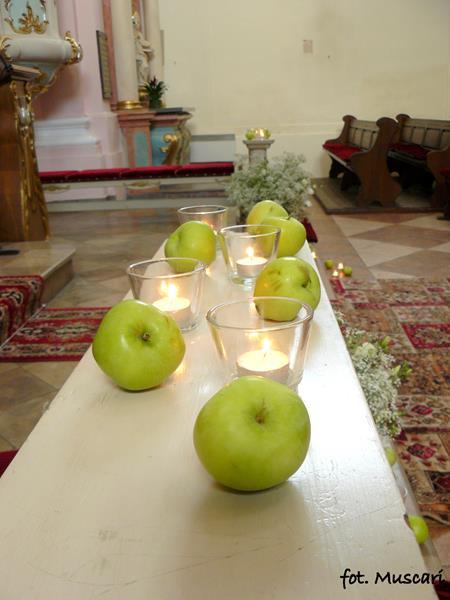 dekoracja kościoła - świeczki i jabłka