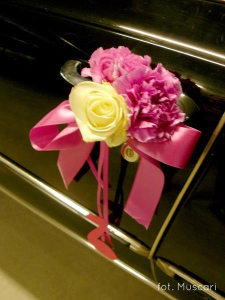 dekoracja samochodu do ślubu - kwiaty i wstążki