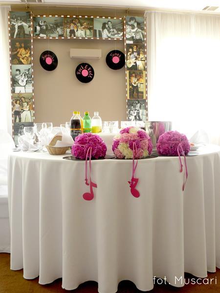 dekoracja stołu pary młodej - kwiatowe kule, tło z winyli i zdjęć