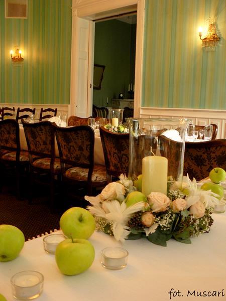 dekoracja stołu pary młodej - kwiaty i jabłka