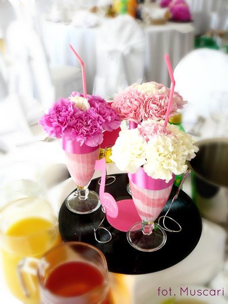 dekoracja stołów weselnych - kwiaty i płyty winylowe