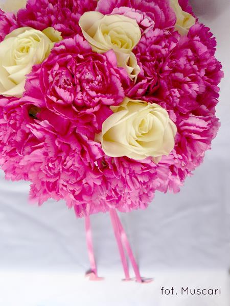 goździki i róże w bukiecie ślubnym