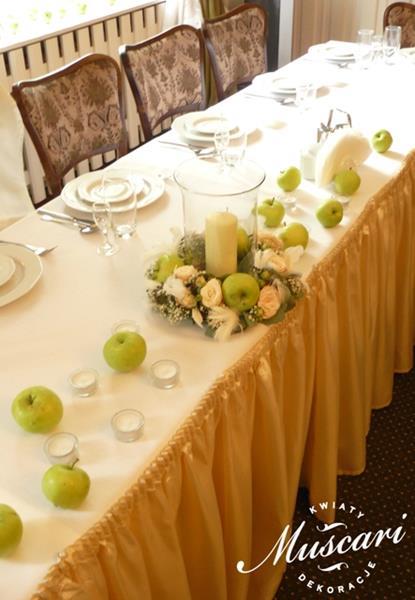 stół pary młodej na weselu z motywem jabłek