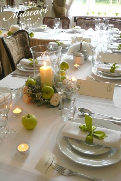 wesele - nakryte stoły z motywem jabłek