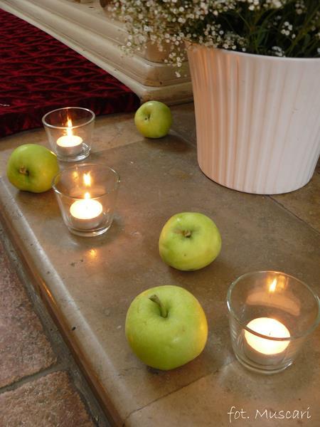 świece i jabłka w dekoracji kościoła