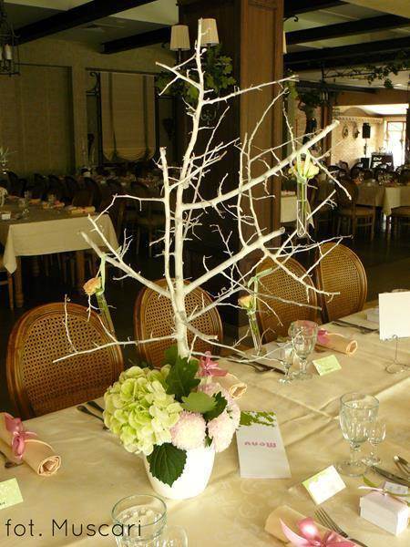 białe drzewko wesele jako dekoracja na stole