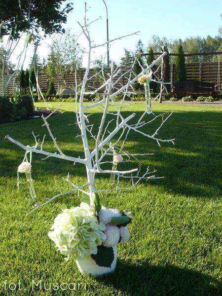 białe drzewko weselne z kwiatami - weeding tree