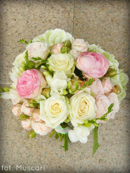 bukiet ślubny z różowych róż pełnych, hortensji i frezji
