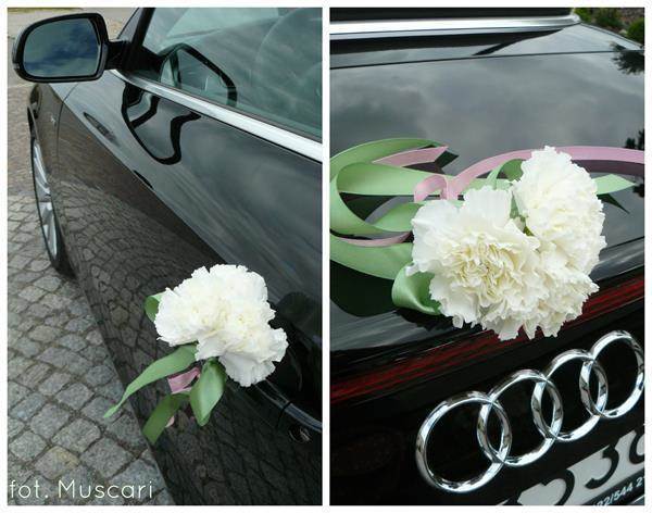 dekoracja samochodu do ślubu - kwiaty i wstążki -kabriolet