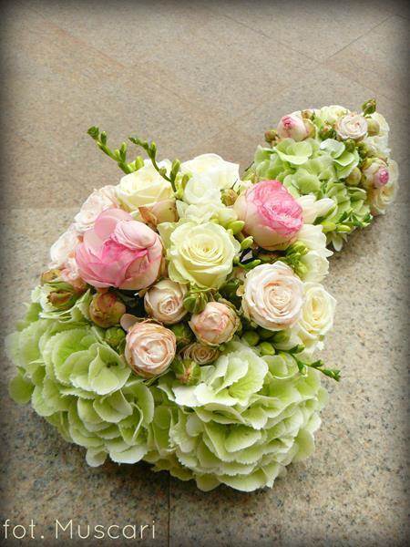 różowe róże angielskie, hortensje i frezje w bukiecie ślubnym