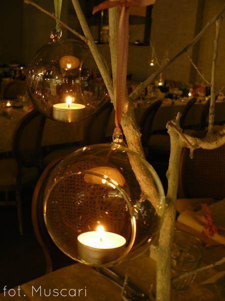 szklane kule ze świecami na weselnym drzewku