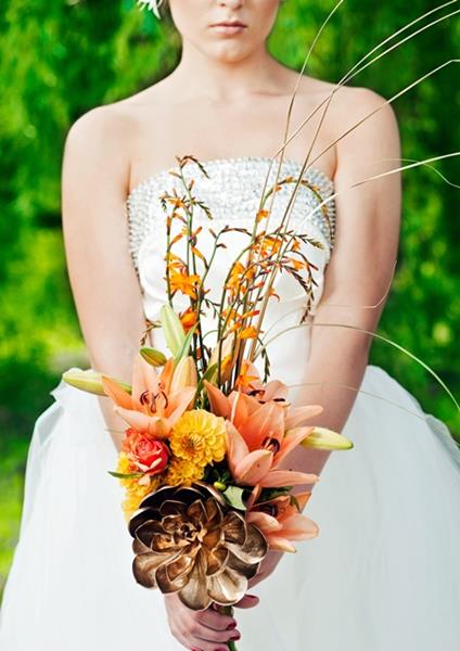 bukiet ślubny glamour - złoty sukulent, dalie, róże i lilie