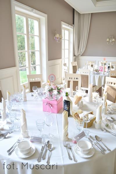 dekoracje stołów z eustomam i róż