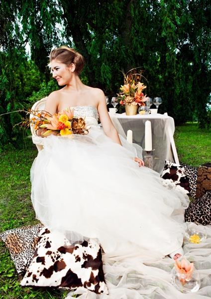 stylizacja glamour - kolorowe kwiaty w wiązance i na stole