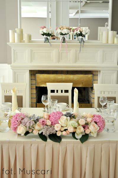 stół pary młodej - wiązanka z róż, hortensji i sukulentów