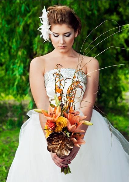 złoty sukulent i kolorowe kwiaty w bukiecie ślubnym glamour