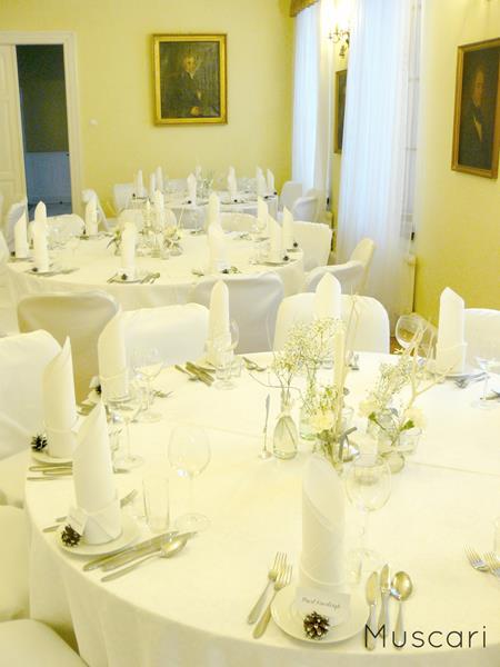 biała dekoracja stolow weselnych we Dworze Radzin