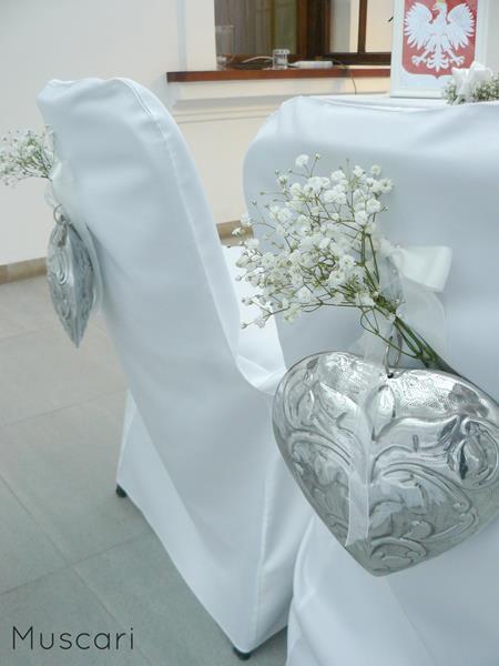 ślub cywilny - gipsówka i ozdoby na krzesłach pary młodej
