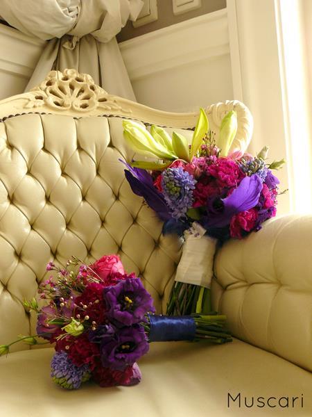 amarylisy, hiacynty, róże i goździki w bukietach ślubnych