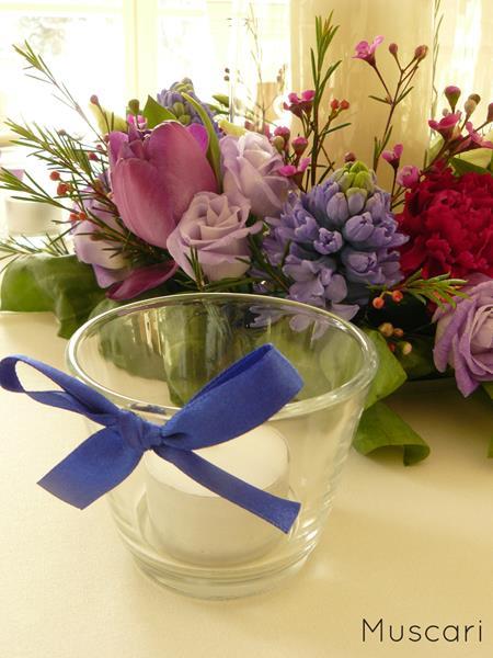 dekoracje na stołach - lampiony ze wstążkami i wianki kwiatów