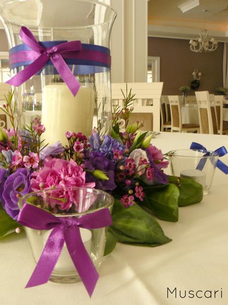 kwiaty na stole weselnym - w fioletowych odcieniach