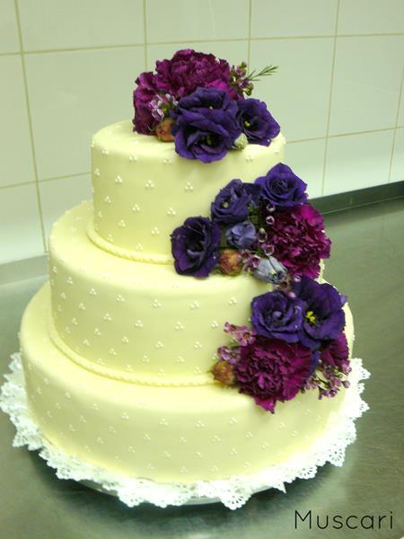 kwiaty na torcie weselnym - fioletowe