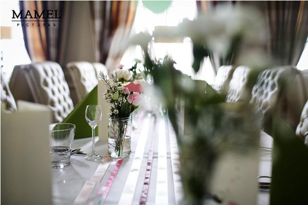 dekoracja stołu - bieżnik z wstążek i kwiaty