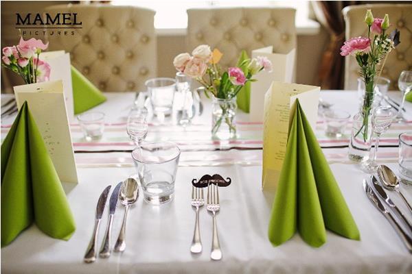 stół weselny - kwiaty, wstązki i winietki