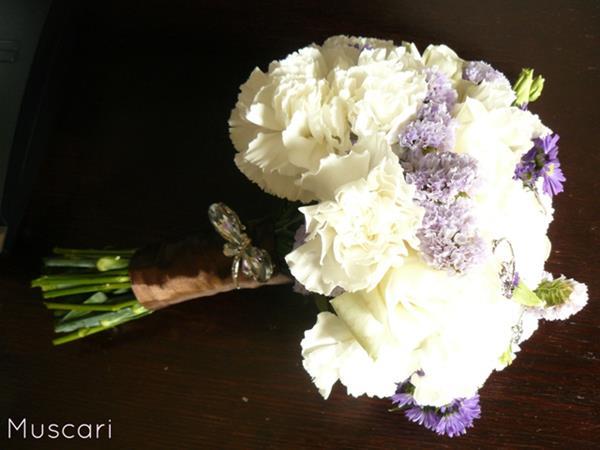 bukiet ślubny z biżuterią - astry, zatrawiany, goździki i róże