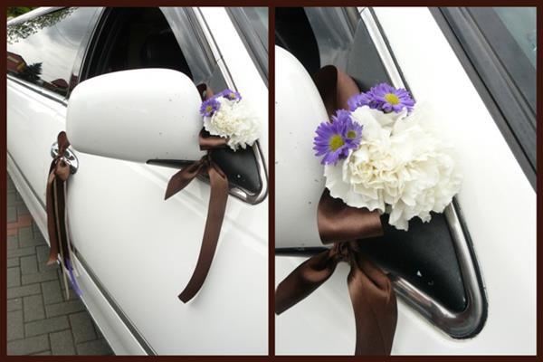 kwiaty i wstążki ozdabiające samochód do ślubu