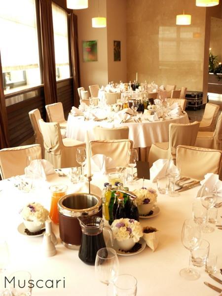 wesele z motywem kawy - dekoracja stołów gości