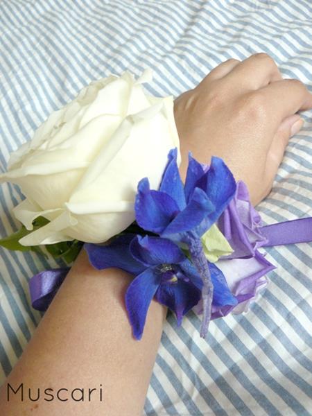 bransoletka kwiatowa dla druhny - białoniebieska