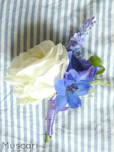 butonierka - biała róża i niebieska ostróżka