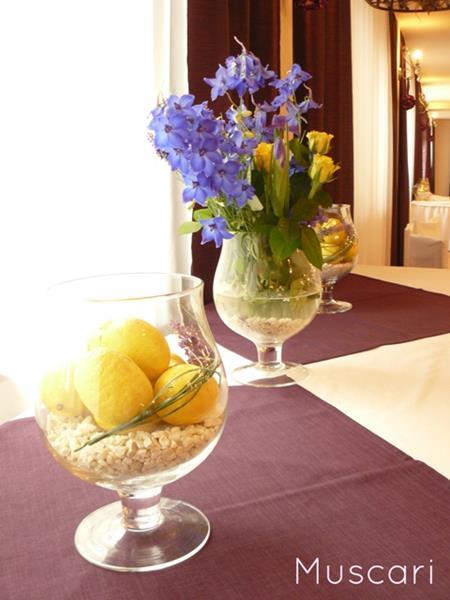 cytryny i kwiaty w dekoracji bufetu