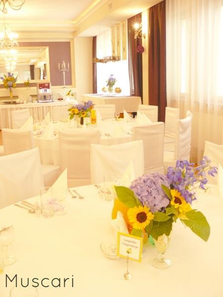 niebieskio-żółte - dekoracje stołów wesele