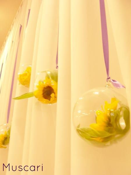 słoneczniki w szklanych banieczkach - tło za parą młodą
