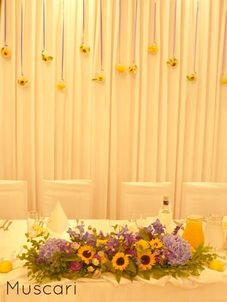żółto-niebieska dekoracja stołu i tła za parą młodą