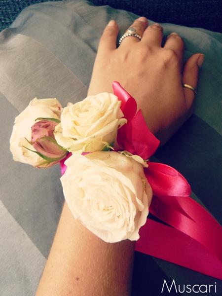 bransoletka kwiatowa z róż i malin