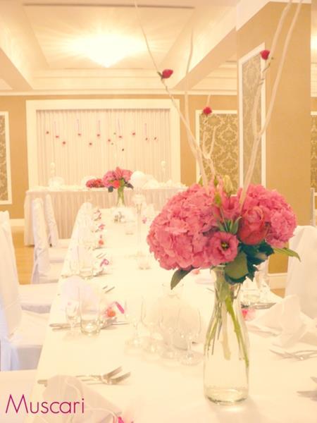 bukiet z hortensji i róż na stole - stoły weselne