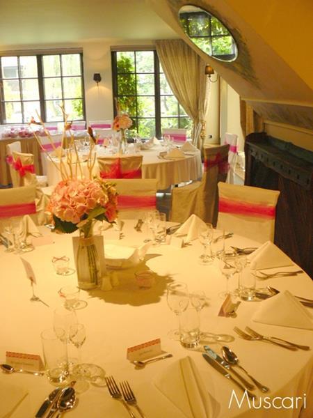 bukiety kwiatów na stołach - różowe dekoracje na wesele