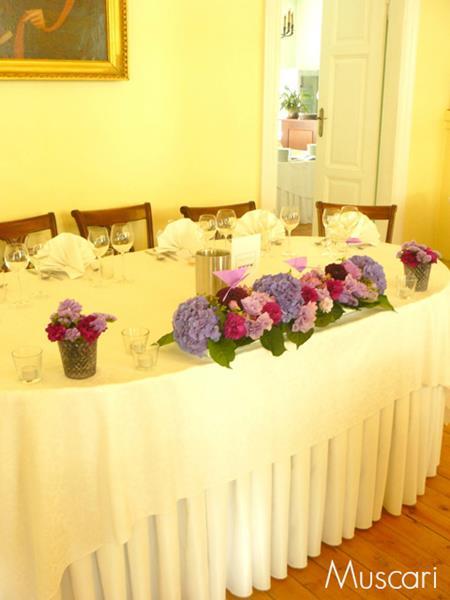dekoracja stołu pary młodej - fioletowe kwiaty