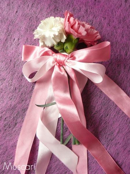 dekoracje na klamki samochodu do ślubu - różowo-białe kwiaty i wstążki
