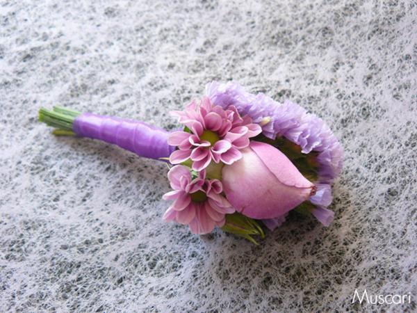 fioletowy kwiat do butonierki
