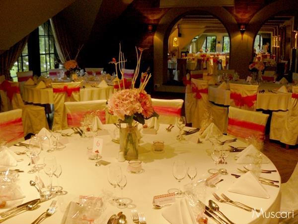 hortensje i gałązki na stołach gości na weselu