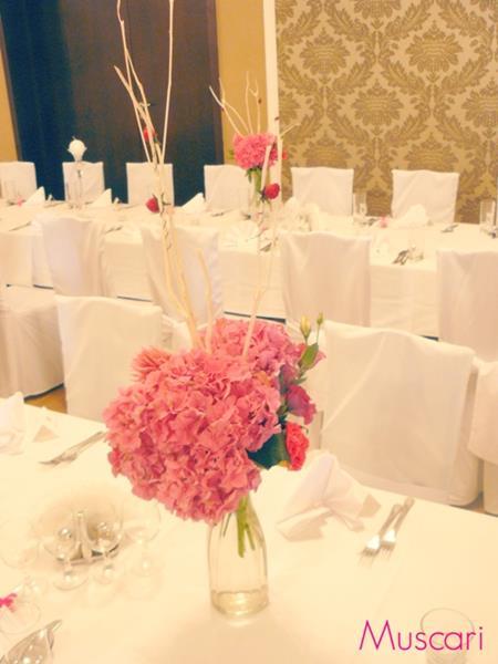hortensje i róże w kompozycji - dekoracja stołu