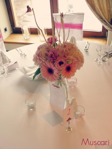 hortensje. róże, goździki oraz numer stołu i menu weselne na stole