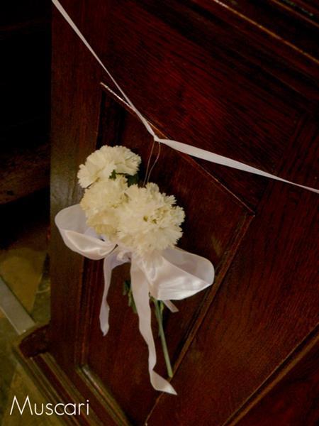 kwiaty i kokardy - dekoracja ławek w kościele