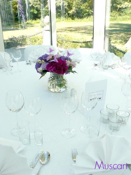 kwiaty w bukiecie i menu weselne na stole