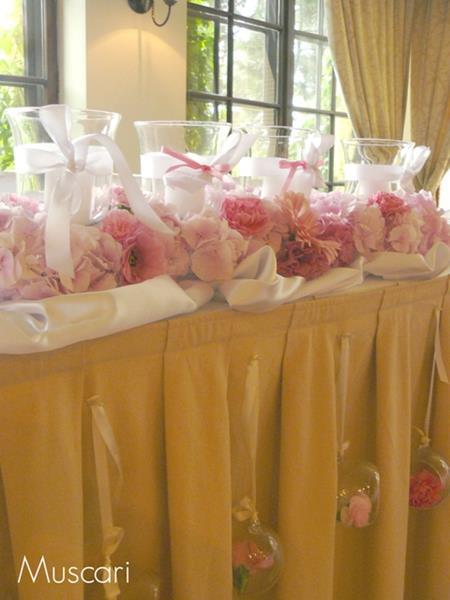 lampiony i różowe hortensje na stole pary młodej